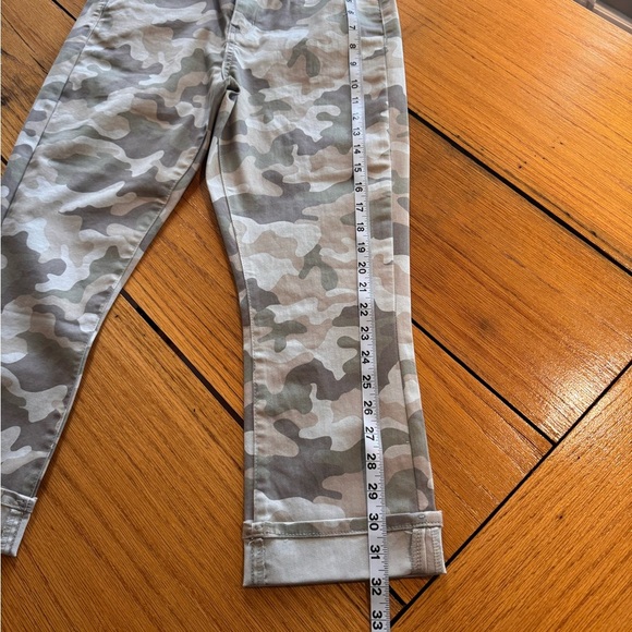 Signature by Levi Strauss & Co. Women’s Camouflage Slim Pants – Size 6 NWOT - Picture 3 of 4